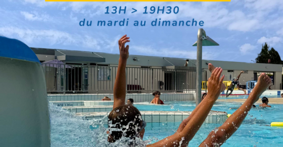 Affiche annonçant l'ouverture de la piscine municipale de La Couronne du 4 juillet au 30 août 2026. Une personne glisse dans le bassin tandis que l'affiche précise les horaires d'ouverture, de 13h à 19h30 du mardi au dimanche, ainsi que la gratuité pour les moins de 16 ans sous conditions de commune de résidence.